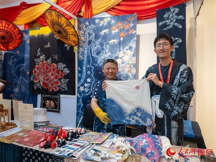 活動現(xiàn)場的扎染展示。人民網(wǎng)記者 謝佳君攝