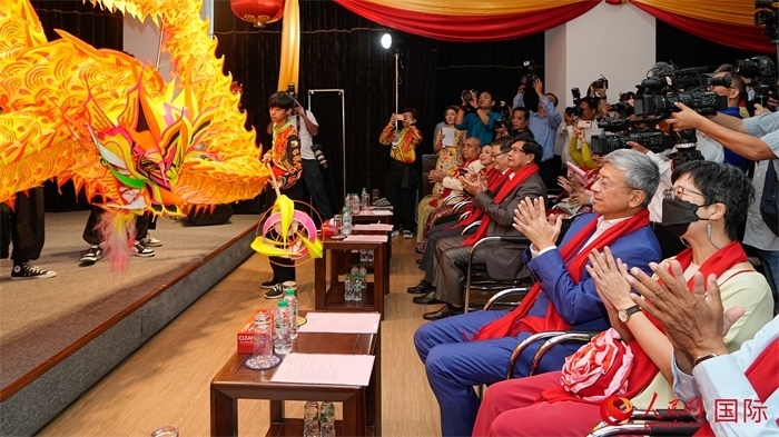 嘉賓觀看傳統(tǒng)舞龍表演。人民網(wǎng)記者 謝佳君攝