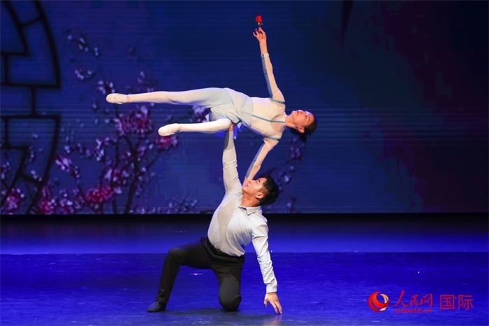 2日在阿聯(lián)酋迪拜舉行的大型音舞詩畫《新疆是個好地方》文藝演出。人民網記者 任皓宇攝