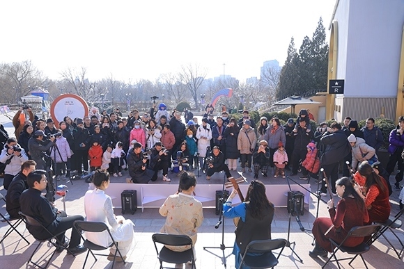 中國(guó)音樂學(xué)院“國(guó)樂快閃”演出。學(xué)校供圖