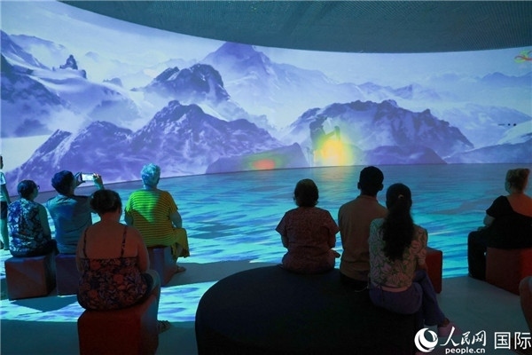 巴西民眾在活動現(xiàn)場觀賞“走進(jìn)中國：沉浸式體驗(yàn)展”。人民網(wǎng)記者 陳海琪攝