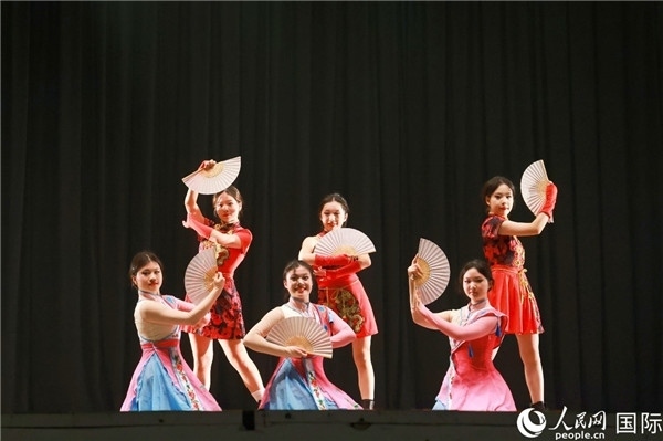 燈光秀匯演現(xiàn)場節(jié)目精彩紛呈。人民網(wǎng)記者 陳海琪攝