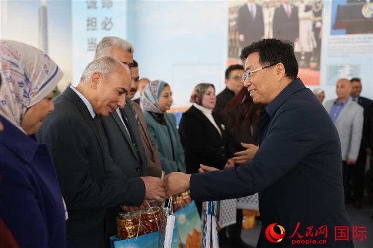 中建埃及分公司董事長(zhǎng)常偉才為埃及師生發(fā)放新年禮包。人民網(wǎng)記者 黃培昭攝
