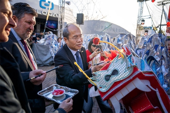 中國駐希臘大使館大使肖軍正與希方嘉賓為舞龍點睛?！吨邢r報》供圖