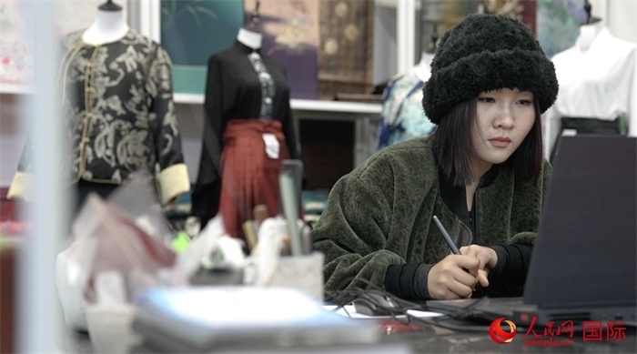 1月23日，在山東省菏澤市曹縣有愛云倉直播基地，張子晨正在設(shè)計(jì)漢服。 人民網(wǎng)記者 袁蒙攝