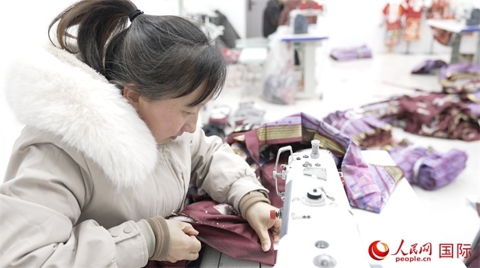 1月24日，在山東省菏澤市曹縣大集鎮(zhèn)云牧服飾有限公司，高燕正在縫制馬面裙。 人民網(wǎng)記者 袁蒙攝