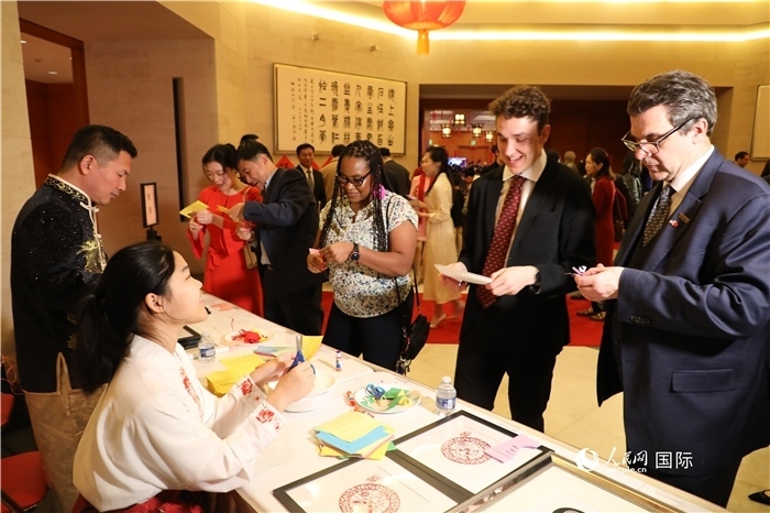 圖為美國(guó)民眾體驗(yàn)中國(guó)春節(jié)民俗。人民網(wǎng)記者 李志偉攝