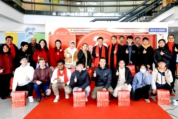 天津大學同學們收到新春大禮包。校方供圖