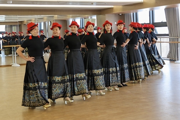 廈門思明區(qū)老年大學(xué)老年模特班正在上課。