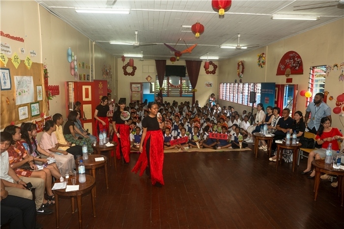 中華學(xué)校學(xué)生表演扇子舞。