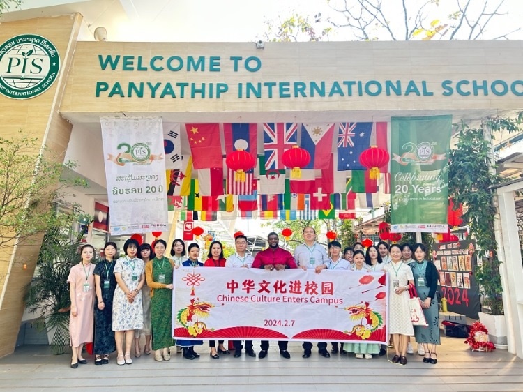 駐老撾使館政治處主任杜長青與白云碧國際學校校方、參會志愿者教師合影。活動主辦方供圖