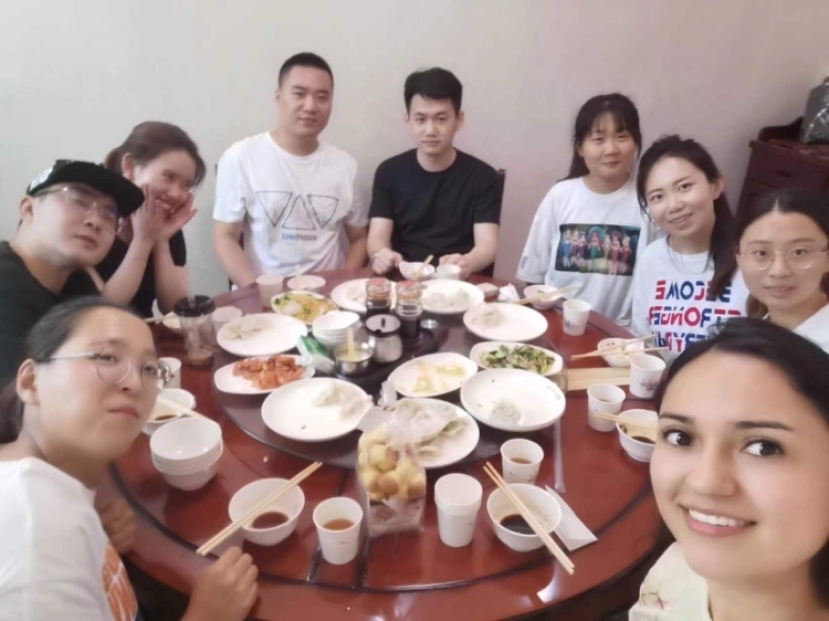 保拉與中國(guó)朋友在一起。圖片由受訪者提供