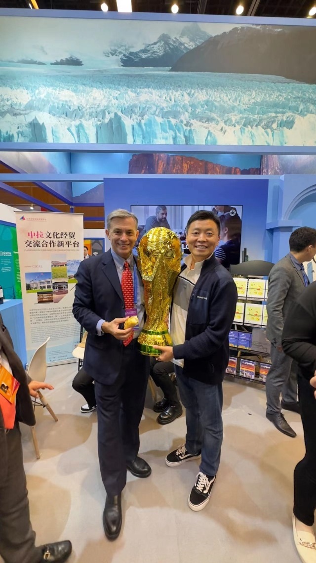 2022年，馬克西米與同事在上海。圖片由受訪者提供