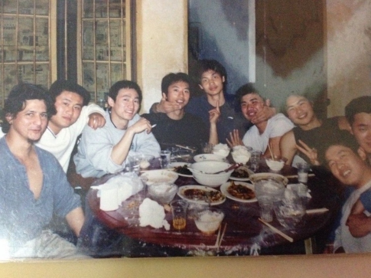 2007 年，卡洛斯·卡斯蒂略（左一）和他的中國朋友在武漢慶祝春節(jié)。圖片由受訪者提供