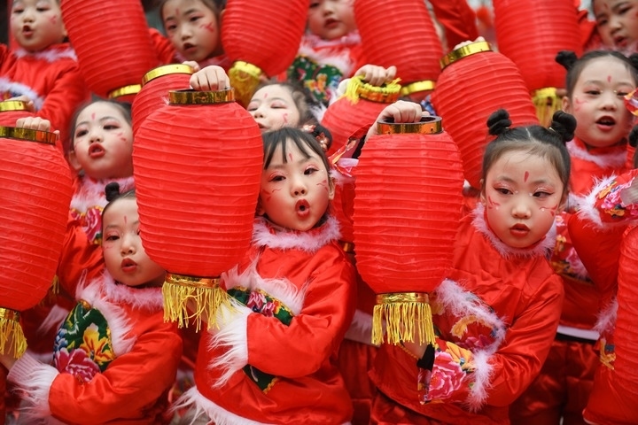 1月18日，四川省閬中市閬中古城，民間藝人和文藝工作者在表演節(jié)目歡度臘八節(jié)，喜迎農(nóng)歷新年。這是參演的小朋友在表演。新華社發(fā)（王玉貴 攝）