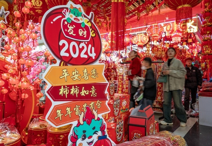 1月11日，顧客在昆明新螺螄灣國際商貿(mào)城選購節(jié)日飾品。新華社記者 陳欣波 攝