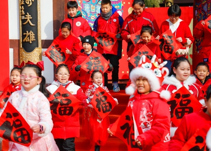 2月2日，小朋友在濟南五龍?zhí)毒皡^(qū)參加送福字活動。新華社發(fā)（徐舟攝）