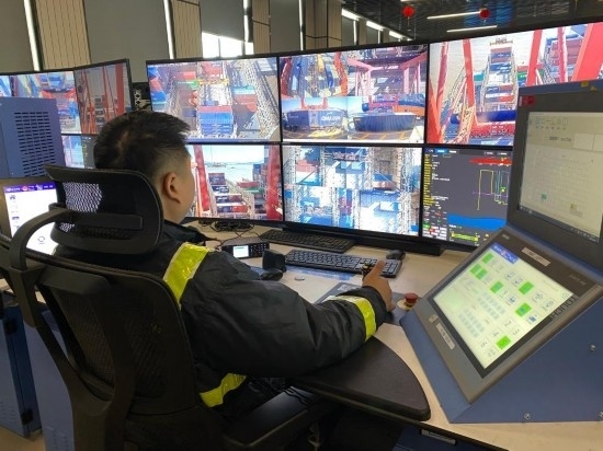 圖為寧波舟山港梅山港區(qū)遠(yuǎn)控操作室內(nèi)，橋吊司機在遠(yuǎn)程控制橋吊裝卸。新華社記者魏一駿 攝