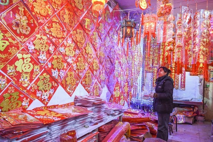 1月21日，在山西省晉中市平遙縣一家市場，市民在選購年貨。新華社發(fā)（梁生仁攝）