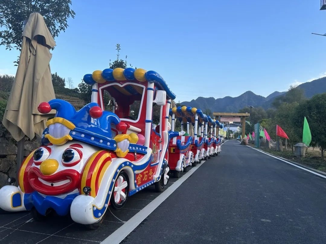 2023年10月，金石村集體出資購(gòu)買了兩輛無(wú)軌觀光小火車。紫陽(yáng)縣融媒體中心供圖