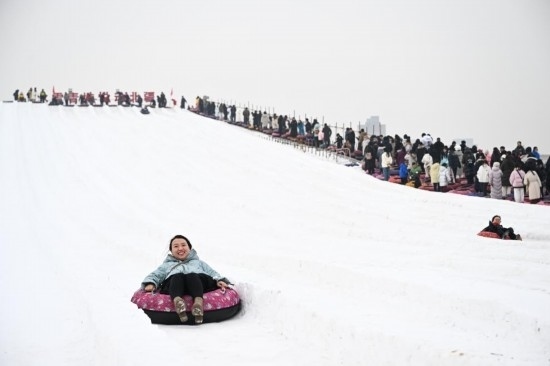 圖為1月18日，市民在內(nèi)蒙古賽馬場滑雪圈。新華社記者 貝赫 攝