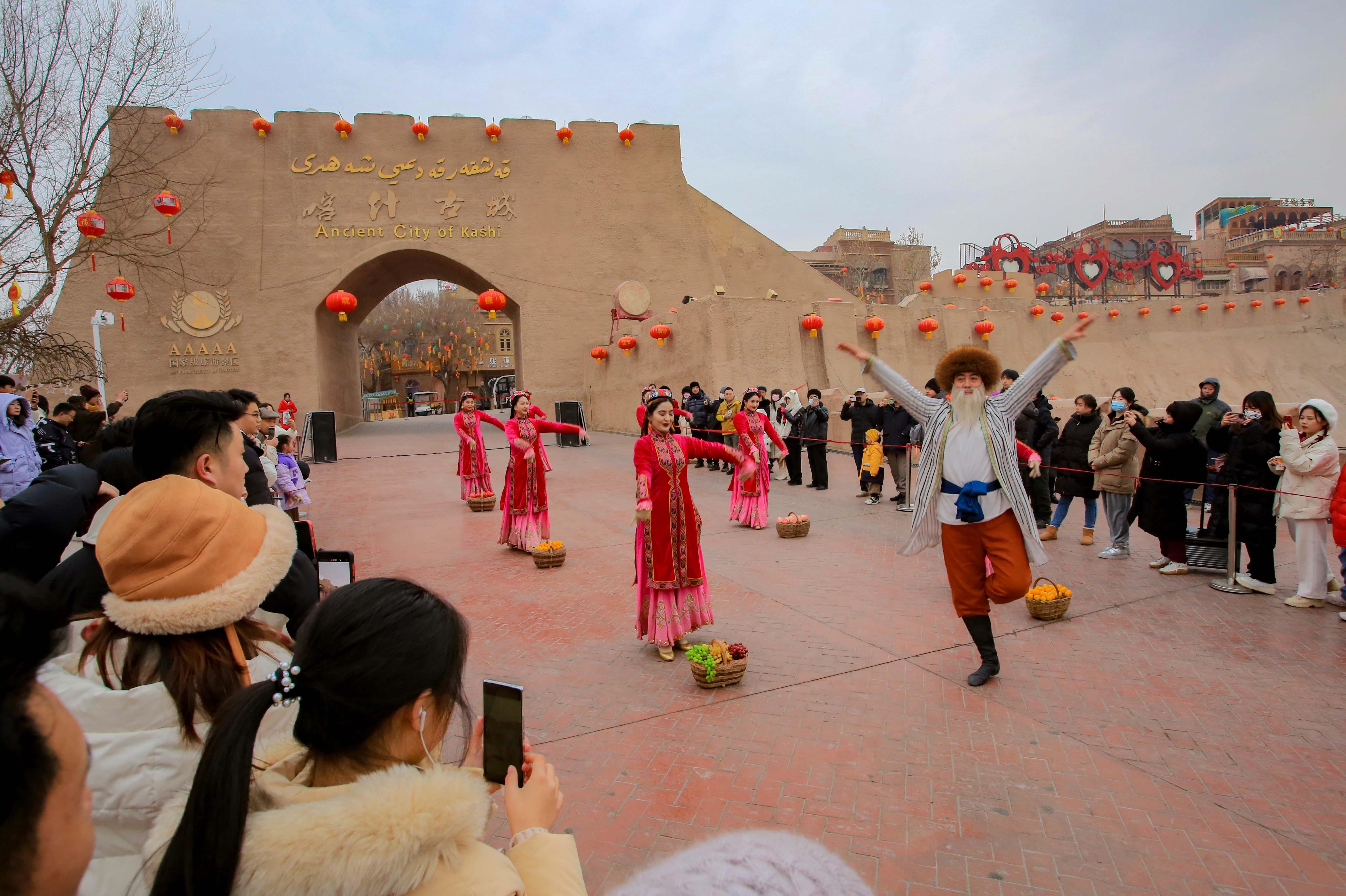 △2024年2月4日，演員在新疆喀什古城入城儀式上表演舞蹈。