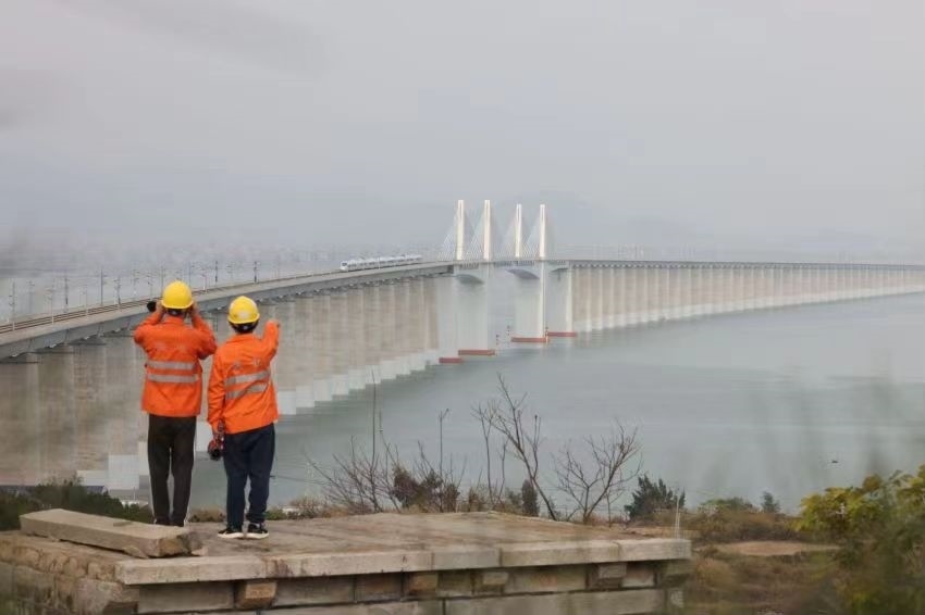 許沖和工友在白天巡視湄洲灣大橋上的供電設(shè)備。胡鵬攝