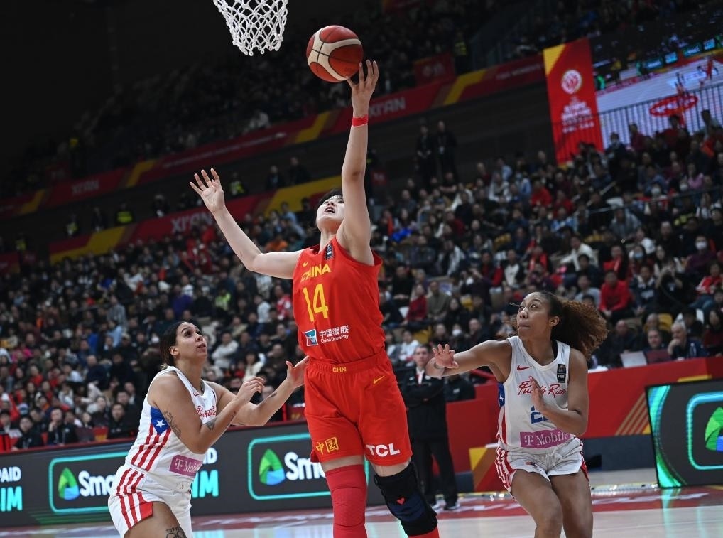 2月11日，中國隊球員李月汝（中）在比賽中上籃。新華社記者 李一博 攝