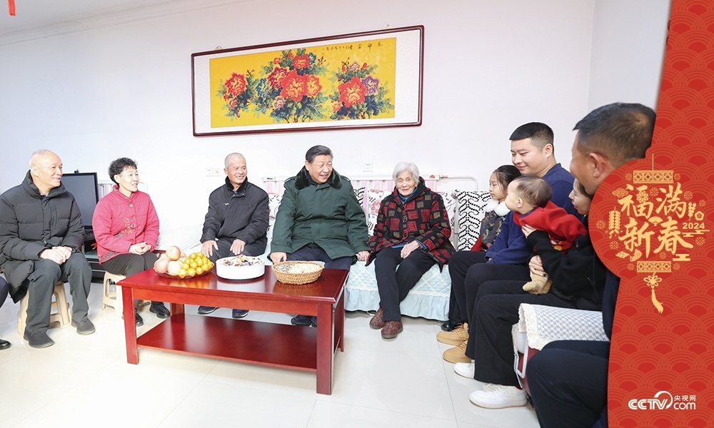 2024年2月1日，習近平總書記在天津市西青區(qū)辛口鎮(zhèn)第六埠村考察時，同村民杜洪剛一家人親切拉家常。