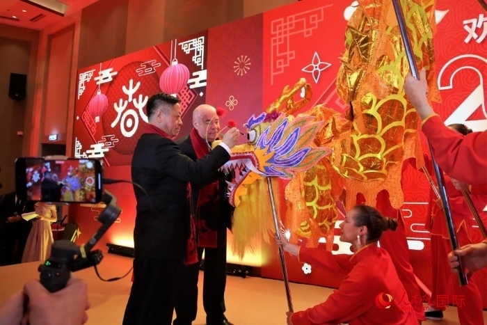 張漢暉（左）、施威特科（右）共同為彩龍點(diǎn)睛。于子恒攝