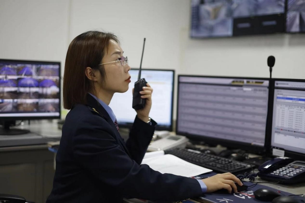 張華正在使用對講機溝通客運工作情況。蔡紫妍攝