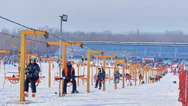 新春走基層｜滑雪場上過春節(jié)！冰城“冷資源”變成“熱經(jīng)濟”