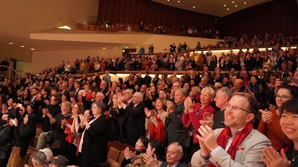 中德觀眾觀看中央民族樂團(tuán)“”天地永樂·中國節(jié)“”音樂會。中國駐德國大使館供圖