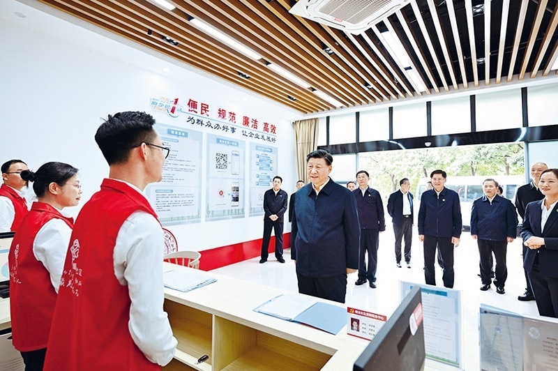2023年12月14日至15日，中共中央總書記、國(guó)家主席、中央軍委主席習(xí)近平在廣西考察。這是14日上午，習(xí)近平在南寧市良慶區(qū)蟠龍社區(qū)黨群服務(wù)中心考察。 新華社記者 燕雁/攝