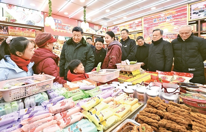 2024年2月1日至2日，中共中央總書記、國(guó)家主席、中央軍委主席習(xí)近平來(lái)到天津，看望慰問(wèn)基層干部群眾。這是1日下午，習(xí)近平在天津古文化街考察時(shí)，走進(jìn)店鋪同現(xiàn)場(chǎng)群眾互動(dòng)交流。 新華社記者 謝環(huán)馳/攝