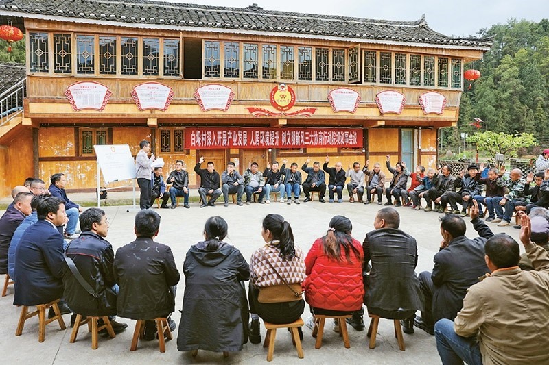 圖為2023年4月6日，貴州省黔東南苗族侗族自治州施秉縣白垛鄉(xiāng)白垛村村民在討論產(chǎn)業(yè)發(fā)展、人居環(huán)境提升、鄉(xiāng)村文明建設(shè)相關(guān)事宜。 人民圖片 磨桂賓/攝