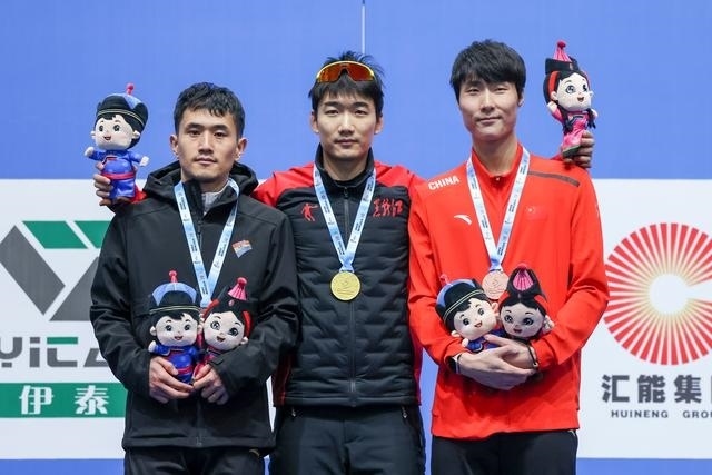 1月12日，“十四冬”速度滑冰（公開組）男子500米比賽，冠軍黑龍江隊選手高亭宇（中）、亞軍遼寧隊選手楊濤（左）、季軍河北隊選手李添龍在頒獎儀式上合影。新華社記者 王楷焱 攝
