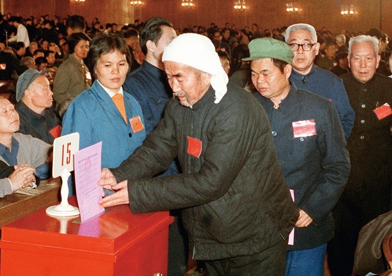 我國現(xiàn)行憲法于1982年12月4日由第五屆全國人大第五次會議通過并公布施行。根據(jù)改革開放和社會主義現(xiàn)代化建設(shè)的實(shí)踐和發(fā)展，全國人大于1988年、1993年、1999年、2004年、2018年先后5次作出必要的、也是十分重要的修正。圖為出席第五屆全國人民代表大會第五次會議的代表投票表決《中華人民共和國憲法》（資料照片）。 新華社發(fā)
