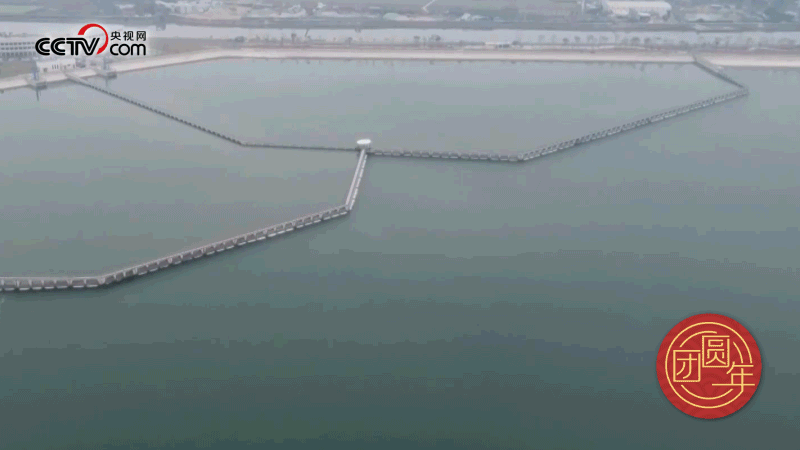 △西江潛地行，潤(rùn)澤大灣區(qū)。珠江三角洲水資源配置工程西起廣東佛山順德西江干流鯉魚(yú)洲，穿越獅子洋，東至深圳公明水庫(kù)，是世界上流量最大的長(zhǎng)距離有壓調(diào)水工程。