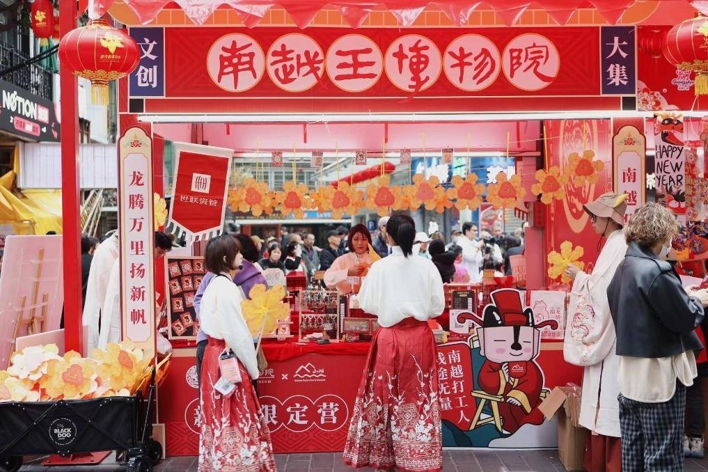在西湖花市的南越王博物院攤位，文創(chuàng)與花市的跨界融合吸引了不少市民游客駐足。（南越王博物院供圖）