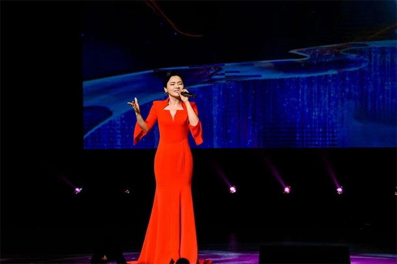 女高音歌唱家陳思思演唱《但愿人長(zhǎng)久》。趙 靖攝