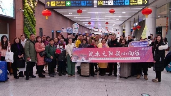 2月11日，一批馬來(lái)西亞游客抵達(dá)沈陽(yáng)桃仙國(guó)際機(jī)場(chǎng)。新華社發(fā)