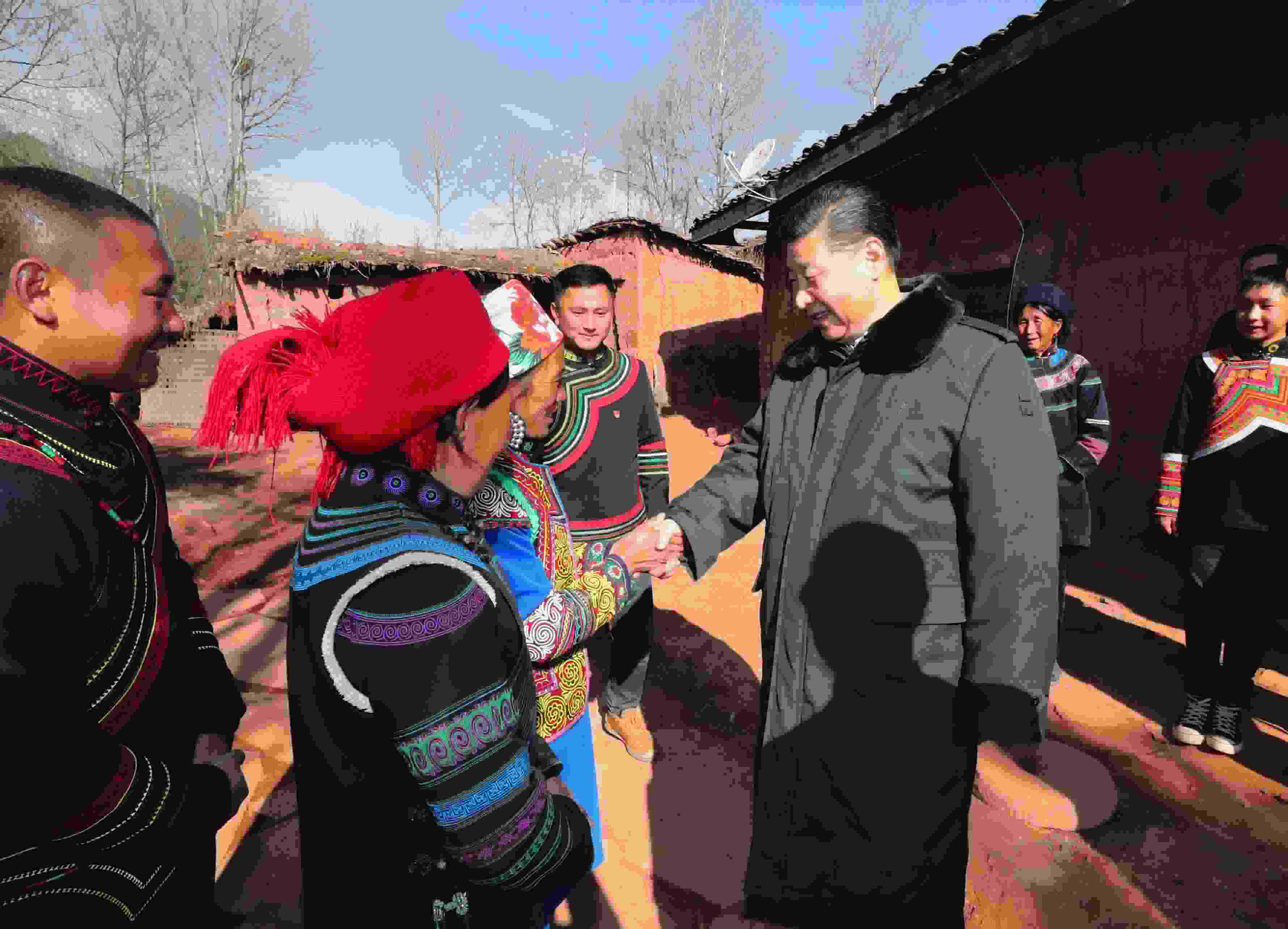 △ 2018年2月11日，習(xí)近平總書記驅(qū)車2個多小時，從四川西昌市來到位于大涼山深處的昭覺縣三岔河鄉(xiāng)三河村、解放鄉(xiāng)火普村，走進(jìn)彝族貧困群眾家中，看實(shí)情、問冷暖、聽心聲，同當(dāng)?shù)馗刹咳罕姽采叹珳?zhǔn)脫貧之策。