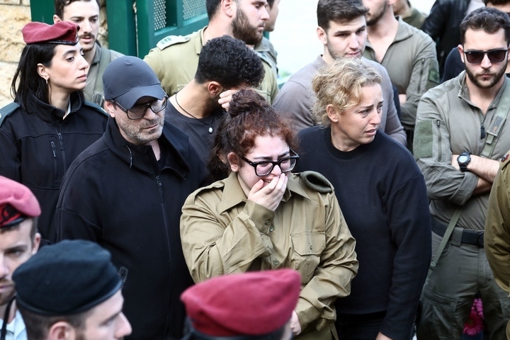 1月23日，在以色列特拉維夫的一處公墓，人們參加一名以色列士兵的葬禮。新華社發(fā)（吉德翁·馬科維奇攝/基尼圖片社）