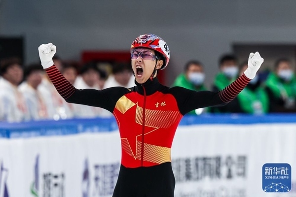 吉林隊選手孫龍沖線后慶祝勝利。新華社記者 李博 攝