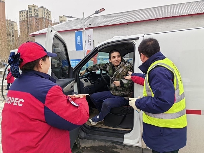 加能站員工為雪天到站充電的司機(jī)送來(lái)泡面并邀請(qǐng)他到站里休息。受訪者供圖