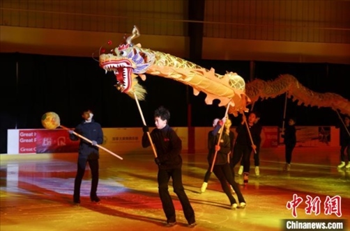 當(dāng)?shù)貢r(shí)間2月17日晚，作為農(nóng)歷甲辰龍年“歡樂春節(jié)”系列活動(dòng)之一，別具特色的青少年冰上春晚在加拿大多倫多舉行。圖為青少年表演冰上舞龍。 中新社記者 余瑞冬 攝