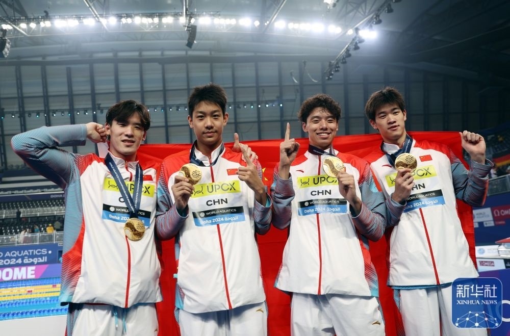 2月11日，2024年多哈游泳世錦賽男子4×100米自由泳接力決賽，中國隊選手王浩宇、張展碩、季新杰和潘展樂（從左到右）在頒獎儀式后合影慶祝。新華社記者 雒圓 攝