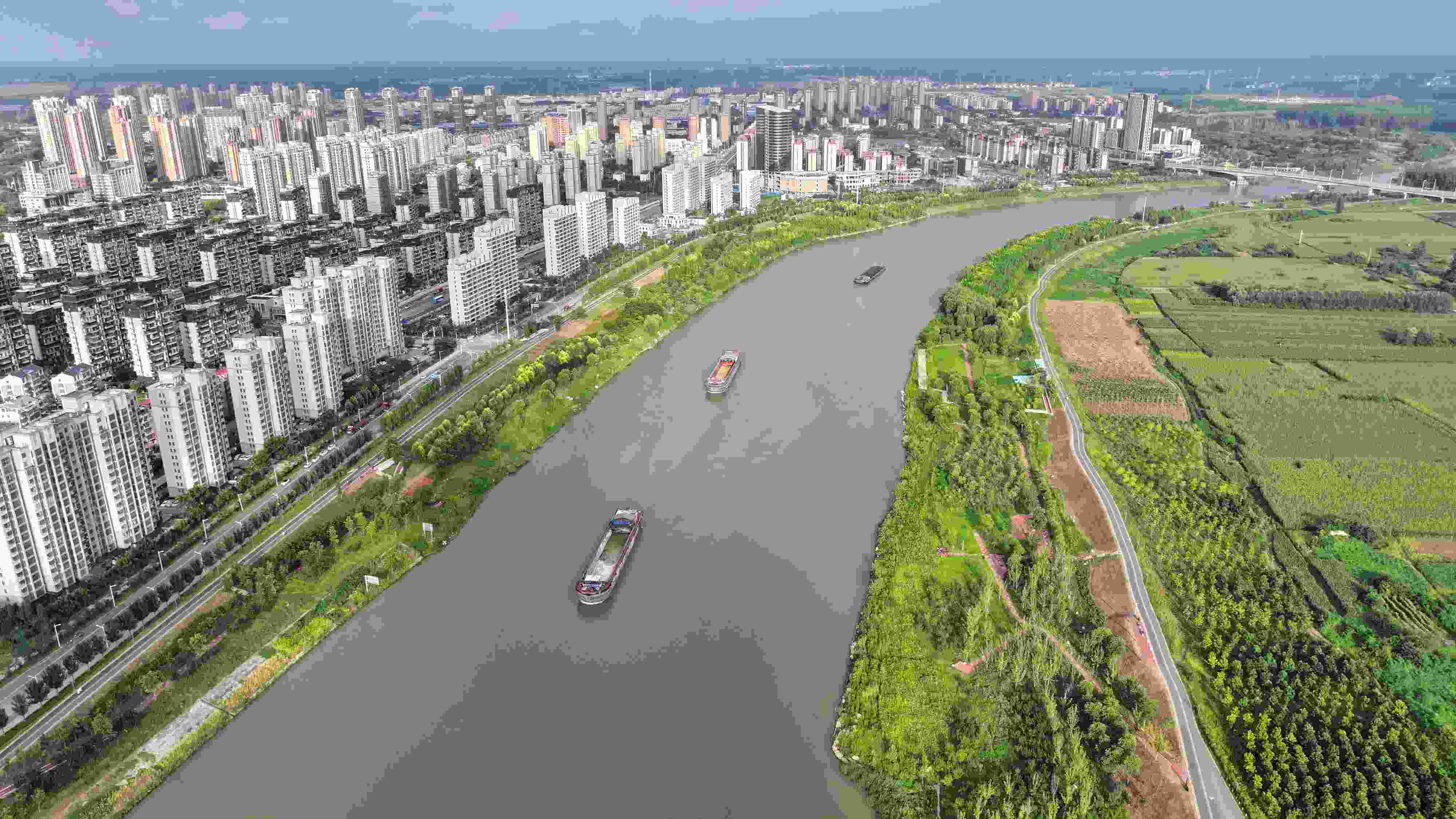 △ 2023年8月21日，安徽阜陽，初秋時節(jié)，界首城市建設與沙潁河水系、橋梁和綠植相映襯，構成一幅生態(tài)宜居的美麗畫卷。