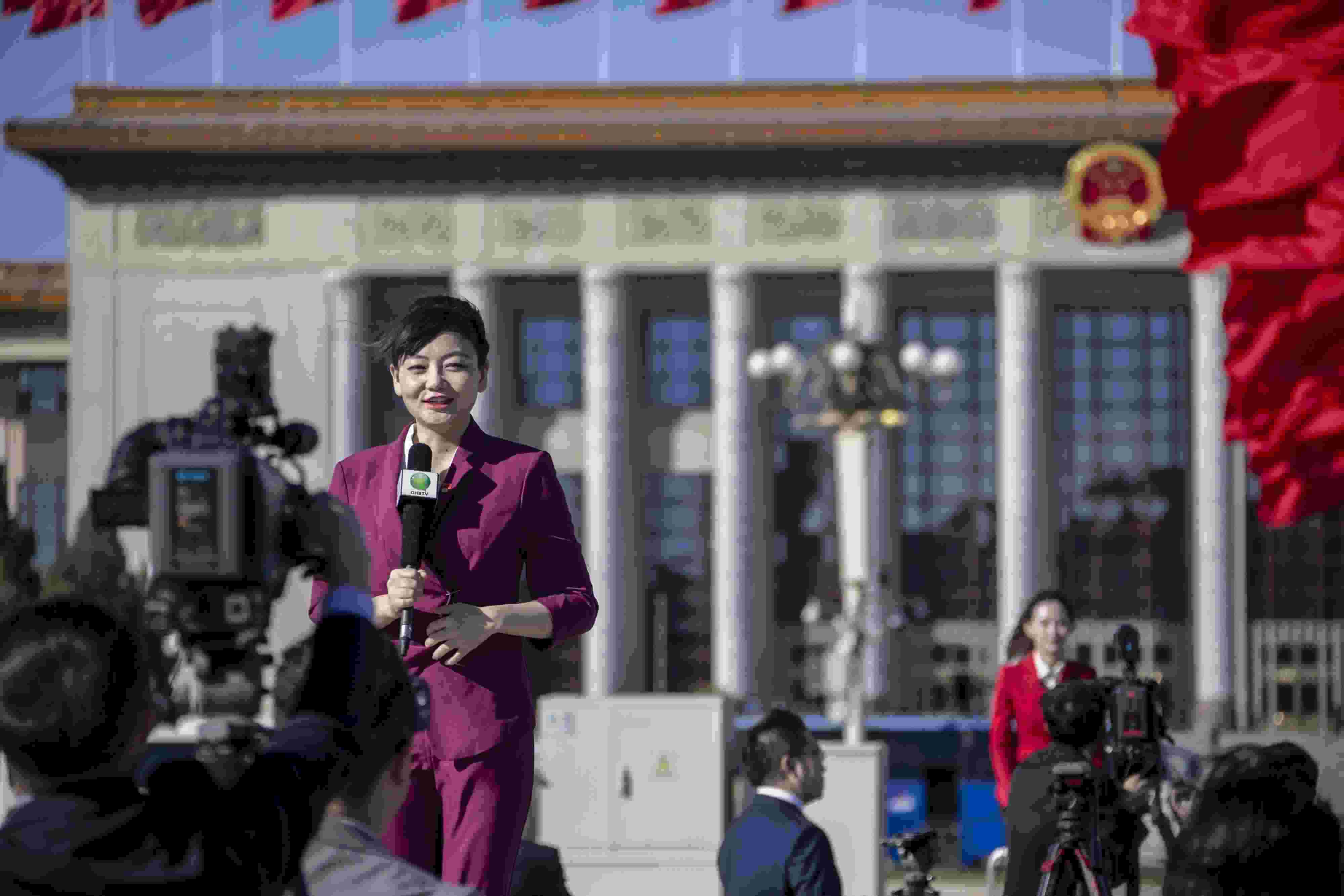 △ 2022年10月22日，北京人民大會(huì)堂，中國共產(chǎn)黨第二十次全國代表大會(huì)勝利閉幕，媒體記者戶外進(jìn)行現(xiàn)場報(bào)道。